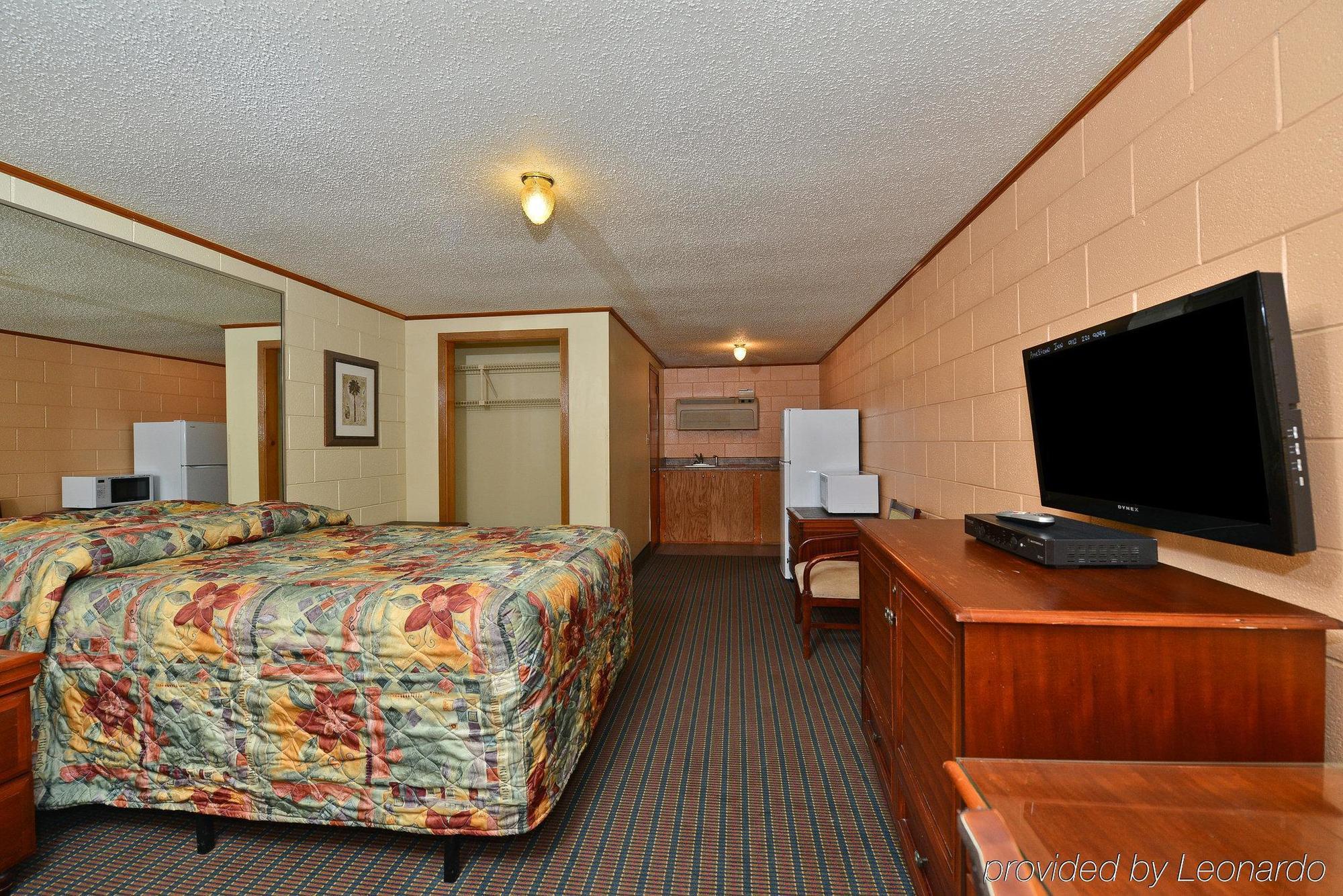 Savannah Inn And Suites Savannah Port Area Exteriör bild
