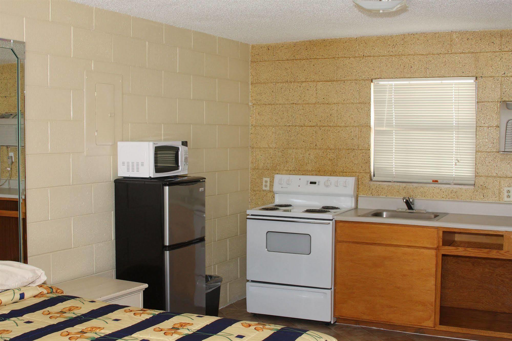 Savannah Inn And Suites Savannah Port Area Exteriör bild